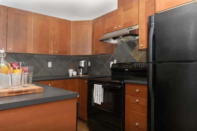 Cozy 2-Bedroom Condo Near Downtown, With Laundry, Parking, Balcony Calgary Exterior photo